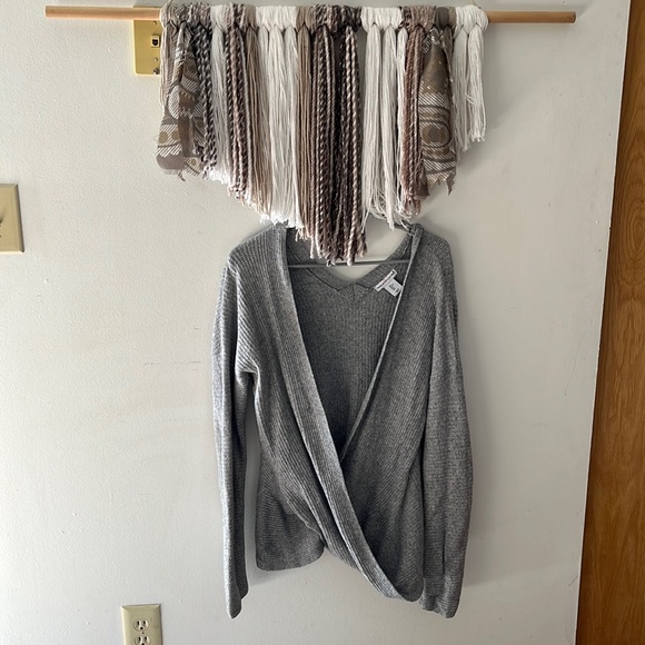 Wearing your heart on your sleeve Sweaters - Wearing Your Heart On Your Sleeve Grey Scoop V-Neck Sweater Size Large